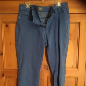 Chico’s So Slimming capris size 2.5/14